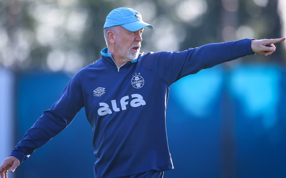 Mano Menezes em treinamento do Grêmio. (Foto: Lucas Uebel/Grêmio FBPA)