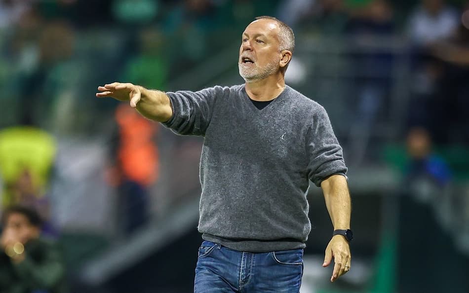 Mano Menezes gesticula durante a derrota do Grêmio para o Palmeiras. (Foto: Lucas Uebel/Grêmio FBPA)