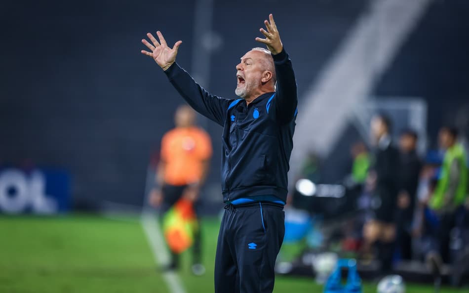 Mano Menezes esbraveja durante o empate do Grêmio com o Atlético Grau-PER. (Foto: Lucas Uebel/Grêmio FBPA)