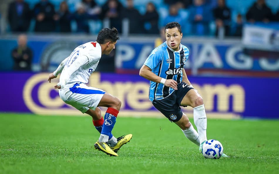 Marlon com a bola no jogo entre Grêmio e Fortaleza. (Foto: Lucas Uebel/Grêmio FBPA)