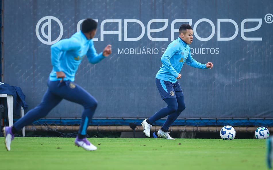 Marlon com a bola no jogo-treino do Grêmio com o Aimoré. (Foto: Lucas Uebel/Grêmio FBPA)