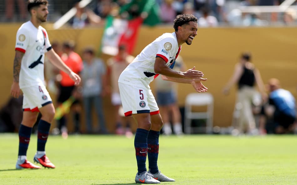 Marquinhos incentiva jogadores do PSG durante jogo contra o Chelsea, na final do Mundial de Clubes