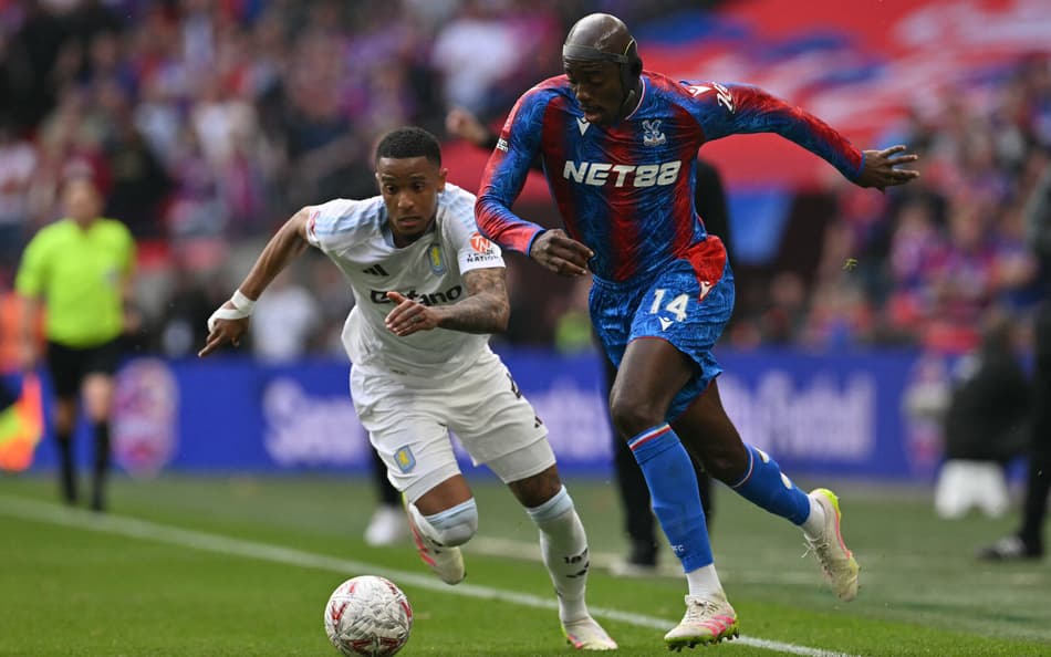 Mateta conduz a bola em Crystal Palace e Aston Villa (Foto: Glyn Kirk/AFP)