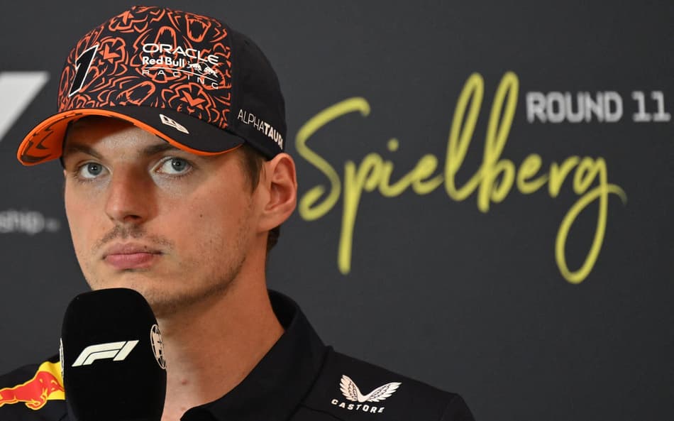 Max Verstappen em coletiva de imprensa em Spielberg, Áustria (foto: Andrej ISAKOVIC / AFP)