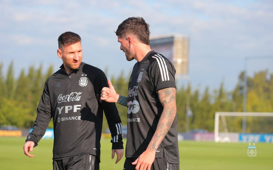 Messi e Rodrigo De Paul em treino da Argentina
