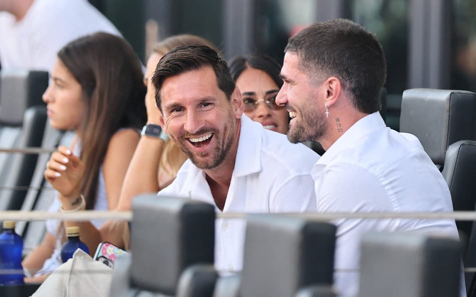Messi sorri ao lado de De Paul durante jogo do Inter Miami, pela MLS