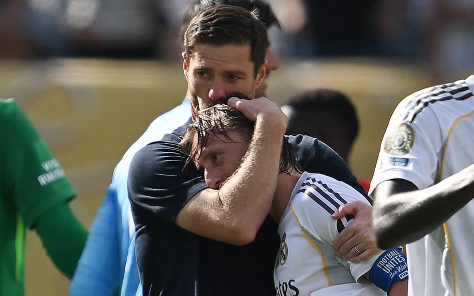 Modric é abraçado por Xabi Alonso após a derrota do Real Madrid para o PSG no Mundial de Clubes