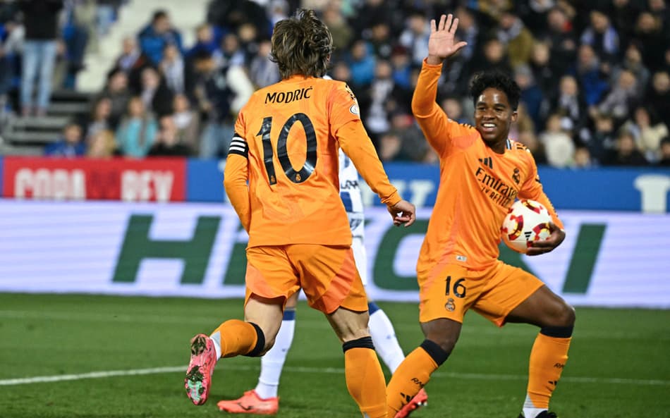 Modric comemora com Endrick gol no jogo do Real Madrid contra o Leganés pela Copa do Rei