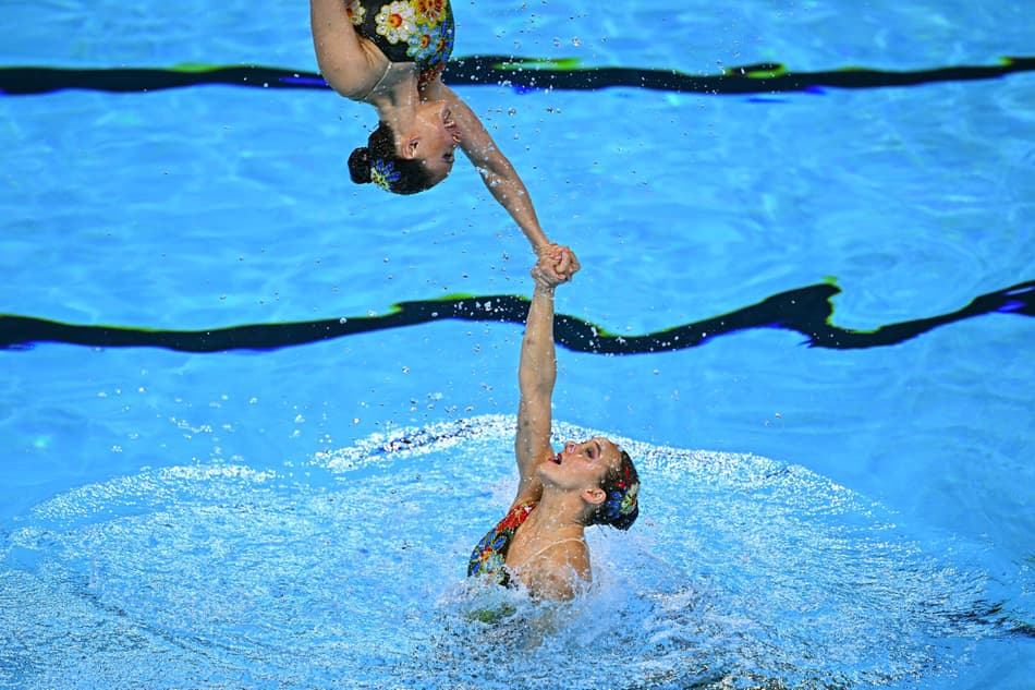 Dupla da Austrália na competição de Nado Artístico no Mundial de Esportes Aquáticos 2025, em Cingapura (foto: MANAN VATSYAYANA / AFP)
