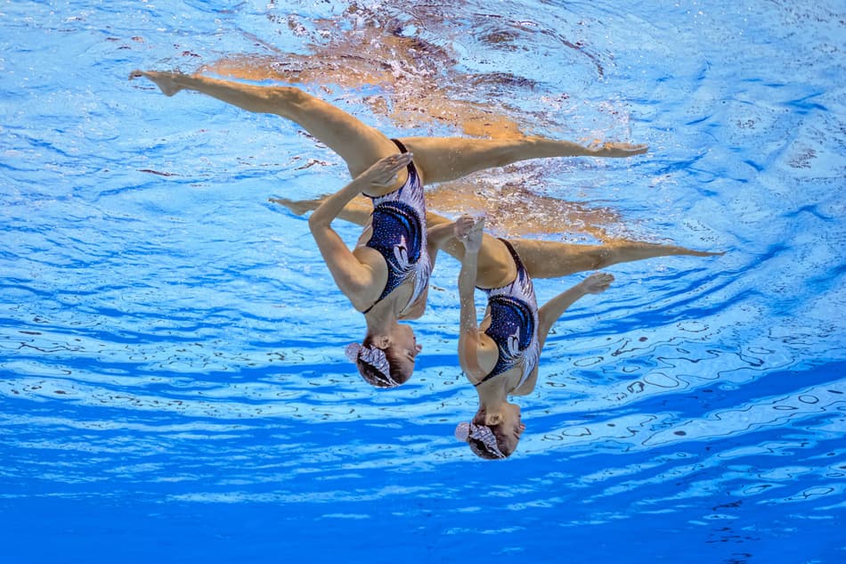Dupla da Áustria na competição de Nado Artístico no Mundial de Esportes Aquáticos 2025, em Cingapura (foto: FRANCOIS-XAVIER MARIT / AFP)