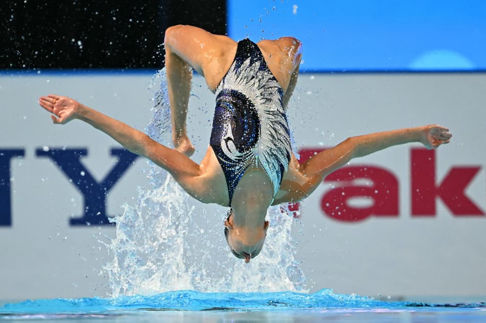 Dupla da Áustria na competição de Nado Artístico no Mundial de Esportes Aquáticos 2025, em Cingapura (foto: MANAN VATSYAYANA / AFP)
