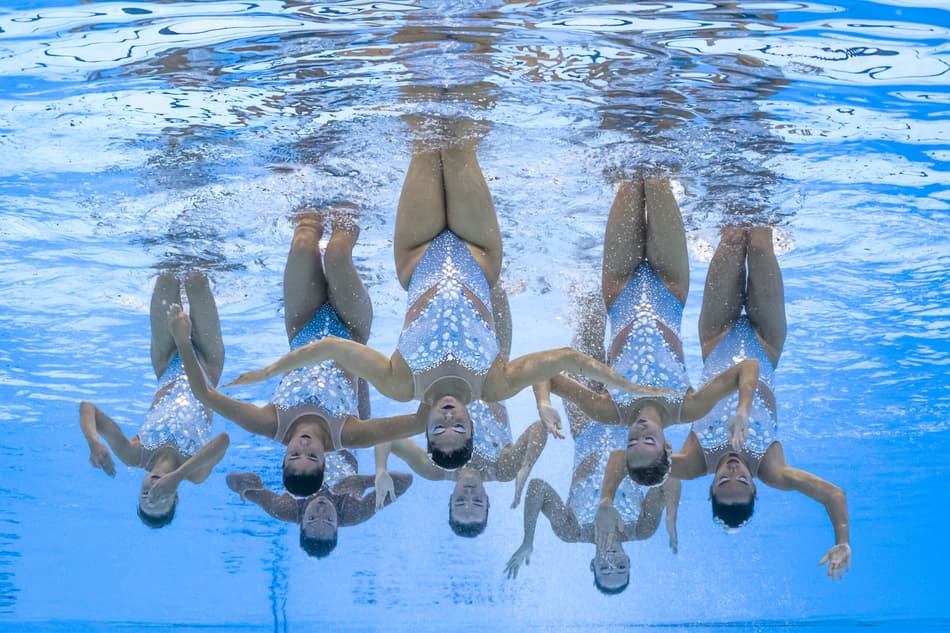 Equipe brasileira na competição de Nado Artístico no Mundial de Esportes Aquáticos 2025, em Cingapura (foto: François-Xavier MARIT / AFP)