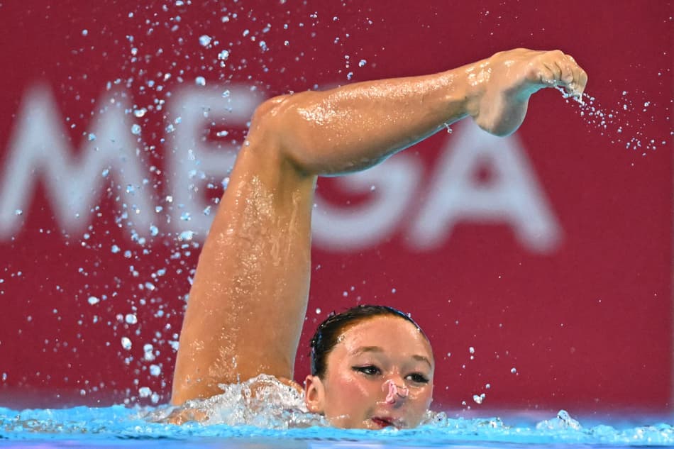 Francesa Romane Temessek na competição de Nado Artístico no Mundial de Esportes Aquáticos 2025, em Cingapura (foto: MANAN VATSYAYANA / AFP)