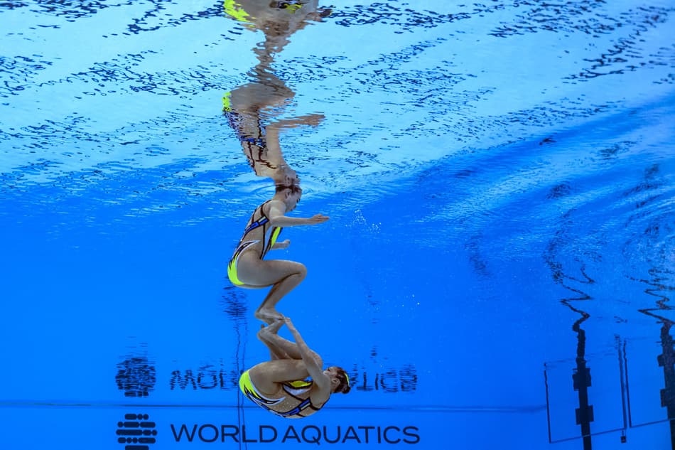 Dupla japonsesa na competição de Nado Artístico no Mundial de Esportes Aquáticos 2025, em Cingapura (foto: François-Xavier MARIT / AFP)
