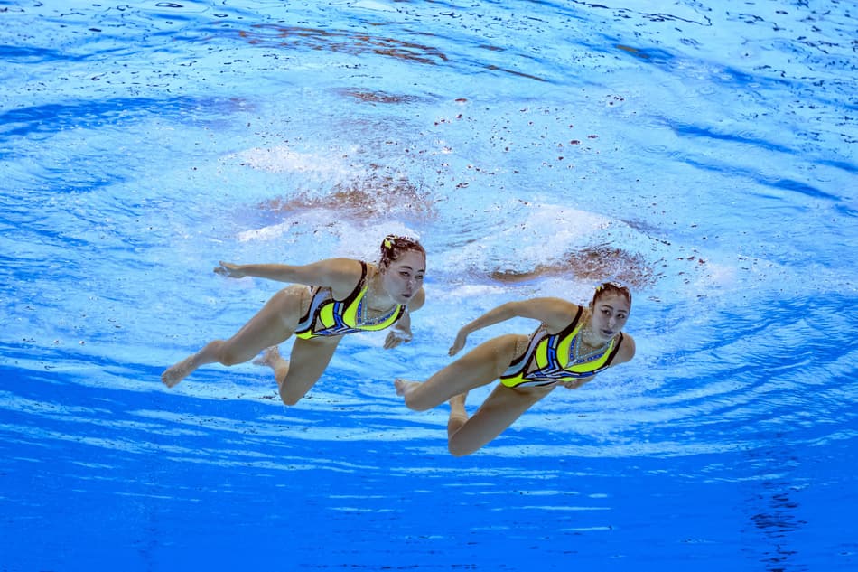 Dupla japonsesa na competição de Nado Artístico no Mundial de Esportes Aquáticos 2025, em Cingapura (foto: FRANCOIS-XAVIER MARIT / AFP)
