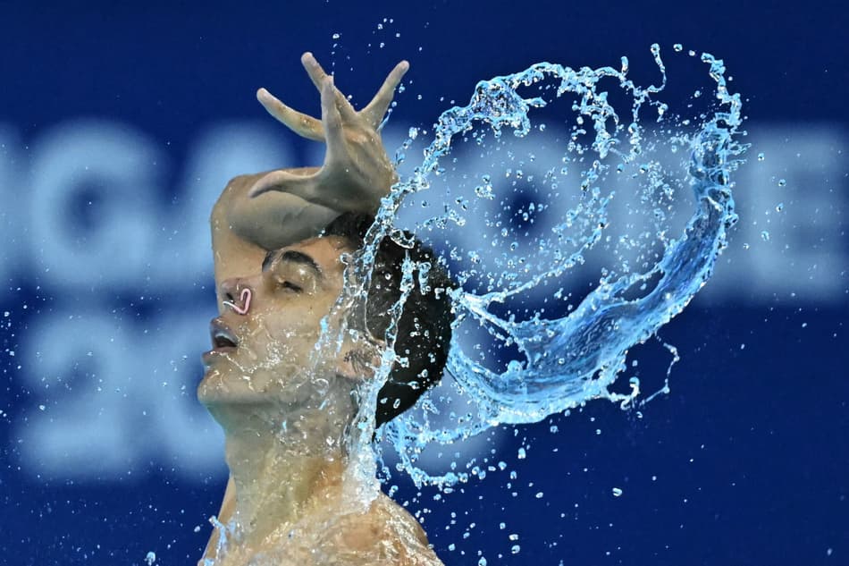 Mexicano Diego Villalobos Carrillo na competição de Nado Artístico no Mundial de Esportes Aquáticos 2025, em Cingapura (foto: MANAN VATSYAYANA / AFP)