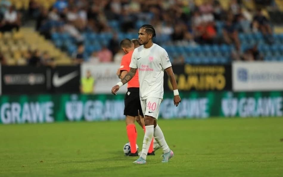 Nogueira em ação durante vitória do Sabah sobre o Petroclub, na Conference League