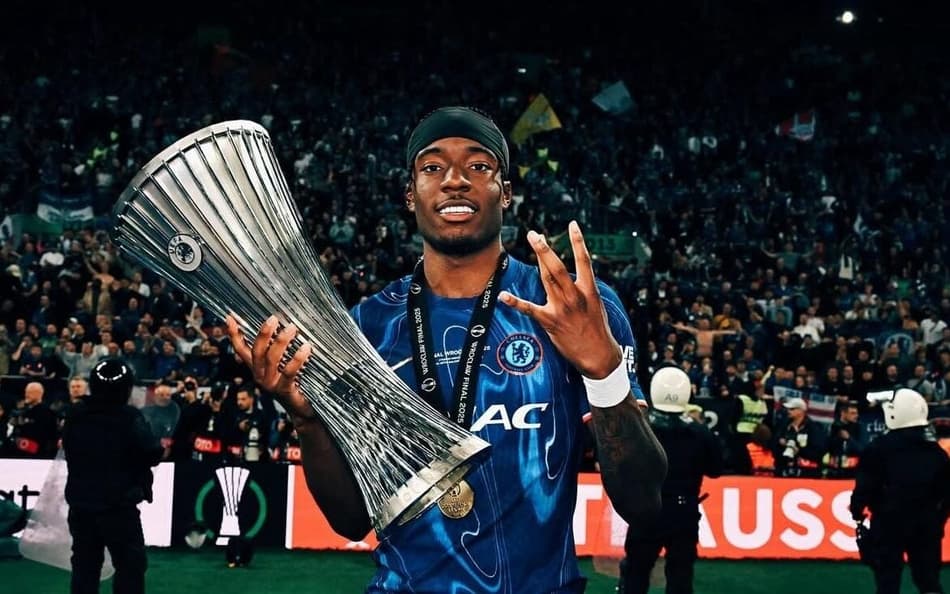 Noni Madueke com a camisa do Chelsea (Foto: Reprodução/ Redes Sociais)