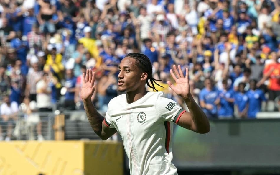 Seleção da rodada do Mundial: João Pedro fez dois gols contra o Fluminense, seu ex-clube (Foto: JUAN MABROMATA / AFP)
