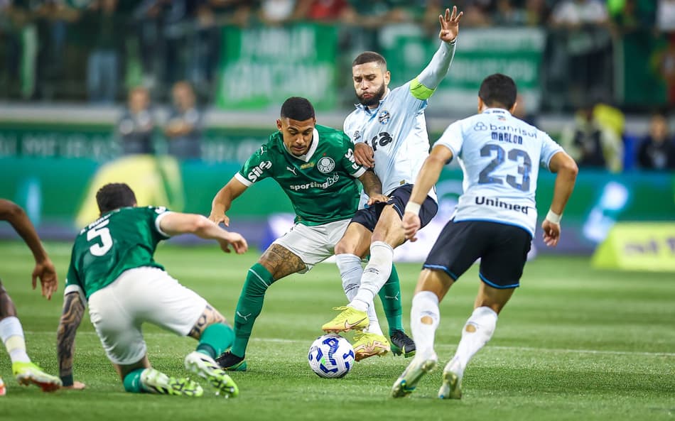 Disputa de bola na derrota do Grêmio para o Palmeiras. (Foto: Lucas Uebel/Grêmio FBPA)