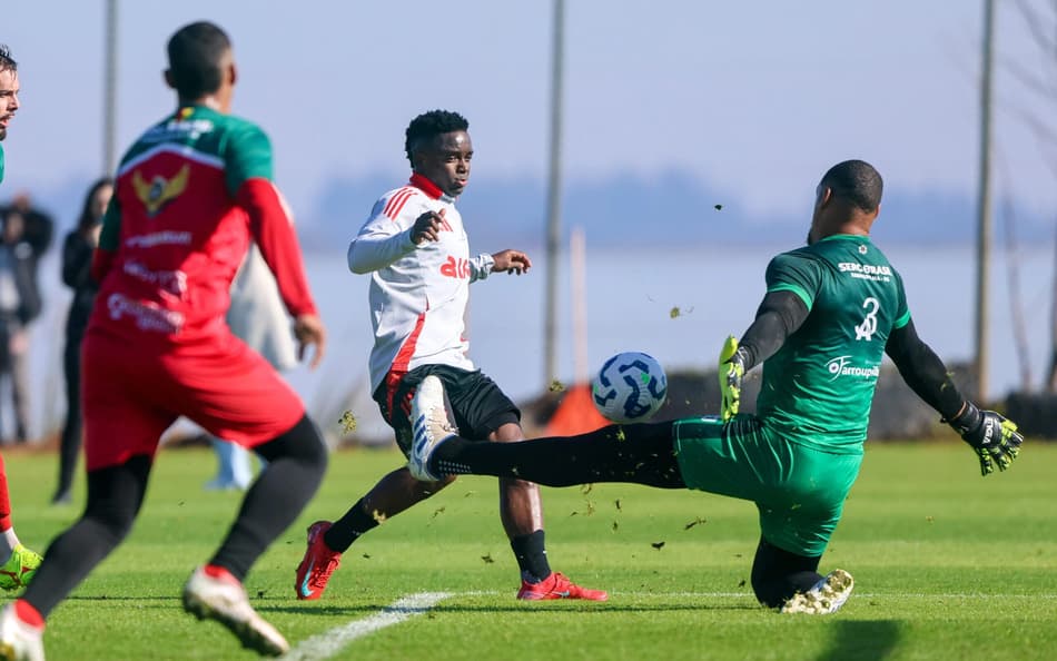 Carbonero, atacante do Internacional, em jogo-treino no CT Parque Gigante