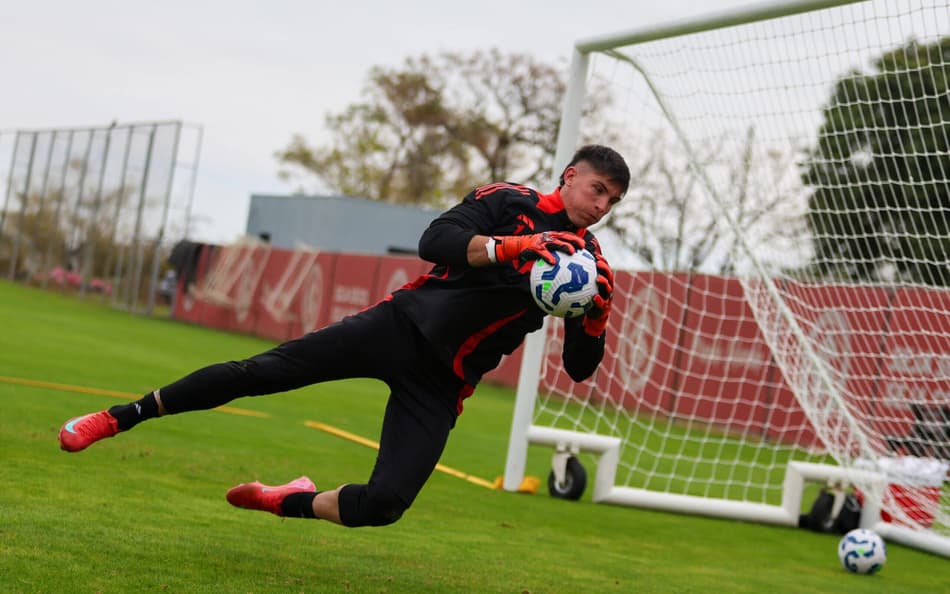 Sergio Rochet, goleiro do Internacional, em treino no CT Parque Gigante