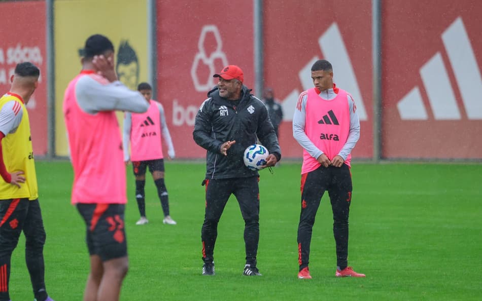 Roger Machado em treino do Internacional