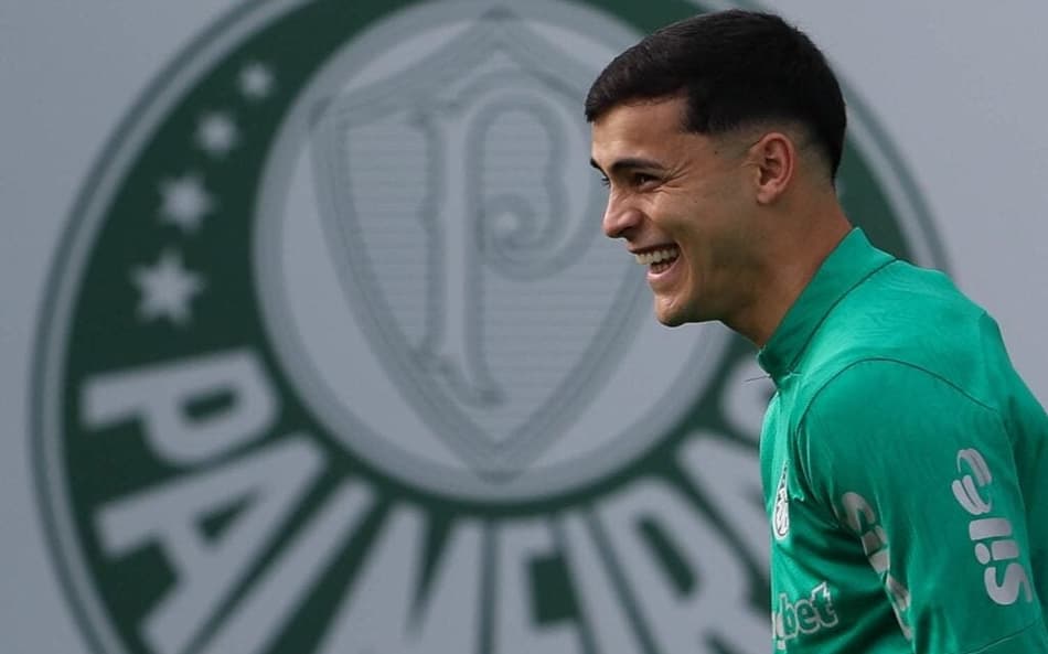 O Palmeiras se reapresentou na manhã desta sexta-feira (11), na Academia de Futebol, após a disputa da Copa do Mundo de Clubes da FIFA, nos Estados Unidos. Com a participação do atacante paraguaio Ramón Sosa, contratado nesta semana junto ao Nottingham Forest-ING, o elenco palestrino iniciou a preparação para enfrentar o Mirassol, às 19h de quarta-feira (26), no Allianz Parque, pela 14ª rodada do Campeonato Brasileiro. O jogador da Seleção do Paraguai, que assinou vínculo por cinco anos com o Verdão, realizou parte do treino integrado ao grupo e complementou com uma atividade física à parte.