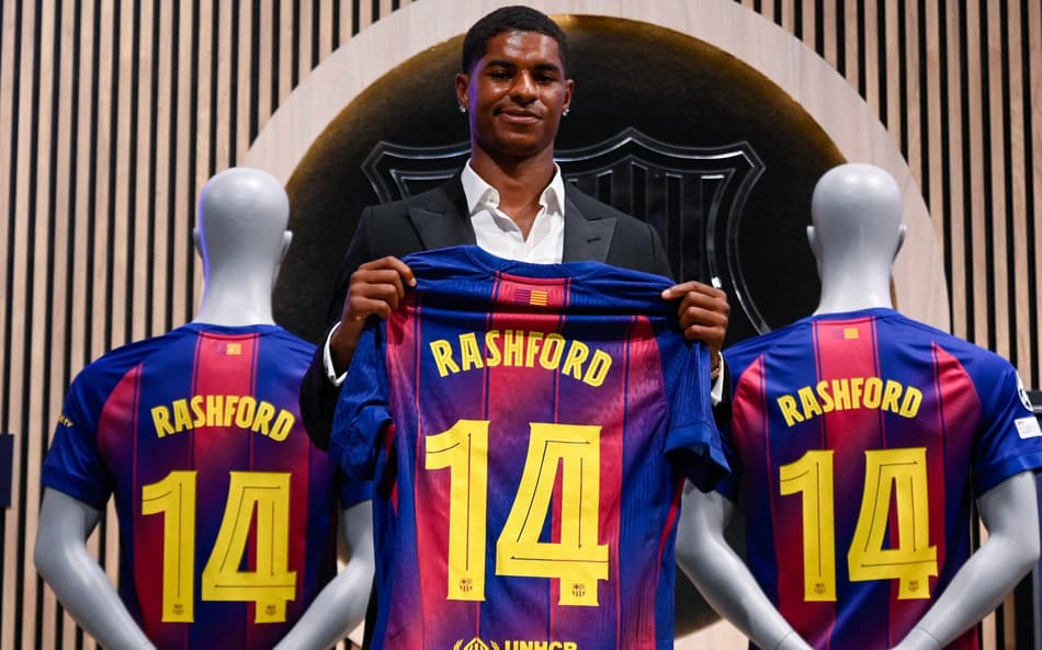 Rashford segura camisa do Barcelona durante apresentação como reforço do clube