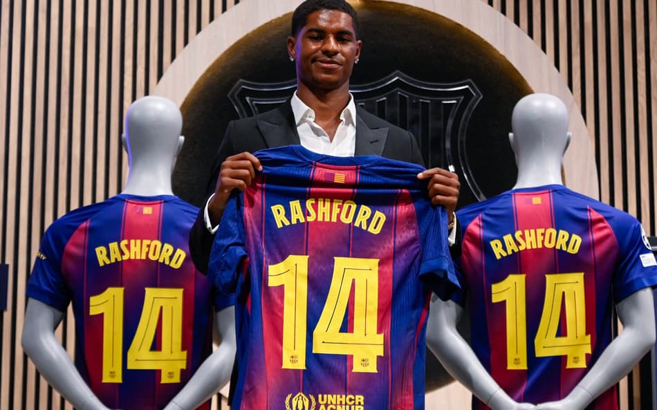 Rashford segura camisa do Barcelona durante apresentação como reforço do clube
