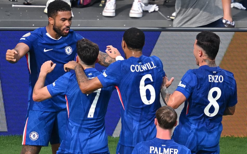 Reece James celebra gol do Chelsea sobre o Benfica no Mundial junto de seus companheiros