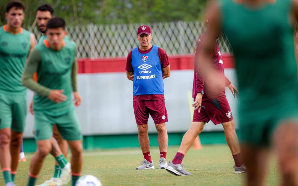 Renato Gaúcho observa treino do Fluminense após Mundial de Clubes