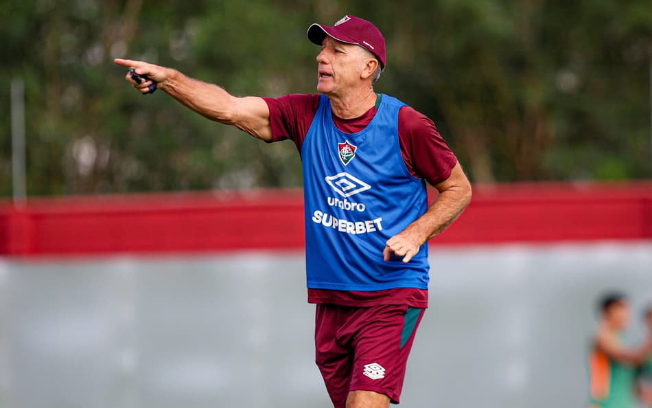 Renato Gaúcho orienta jogadores do Fluminense após a disputa do Mundial de Clubes