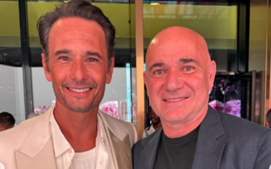 Rodrigo Santoro e Andre Agassi em Wimbledon (reprodução redes sociais)