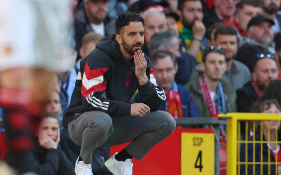 Ruben Amorim observa jogo entre Manchester United e Manchester City, no Old Trafford