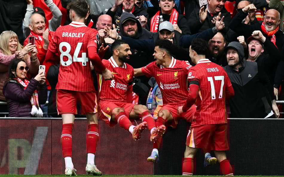 Salah comemora com Luis Díaz gol do Liverpool sobre o West Ham, pela Premier League