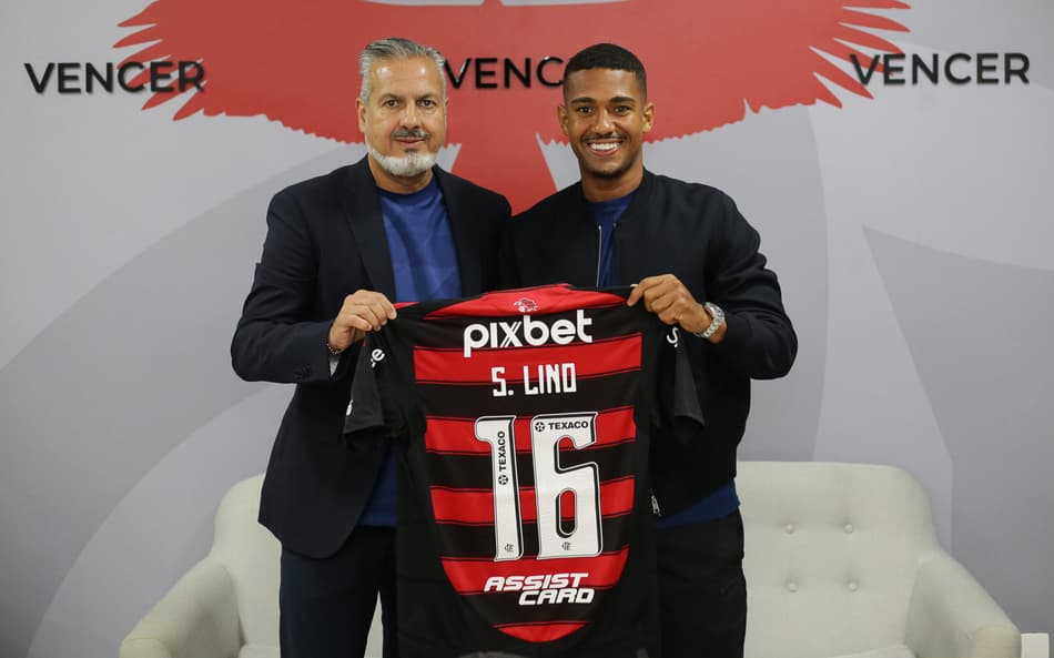 Samuel Lino ao lado de José Boto após deixar o Atlético de Madrid e assinar com o Flamengo