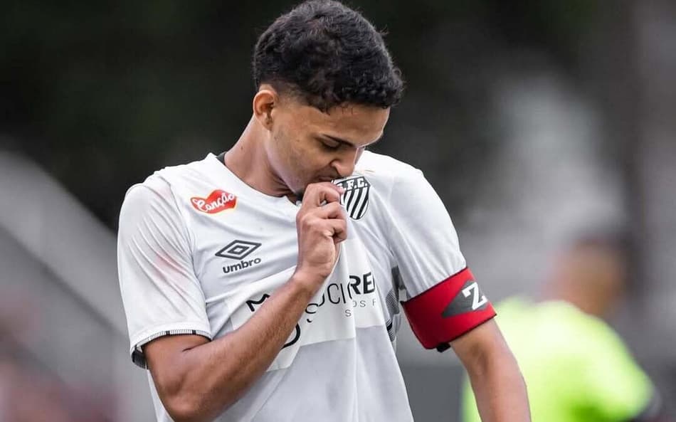 Mateus Xavier assinou renovação com o Santos (Foto: Reprodução)