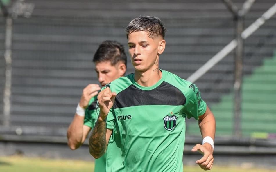 Almaraz com a camisa do Nueva Chicago (Foto: redes sociais)