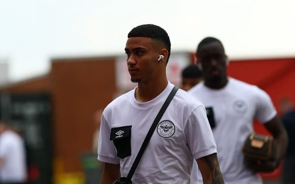 Gustavo Nunes antes de partida pelo Brentford (Foto: redes sociais)