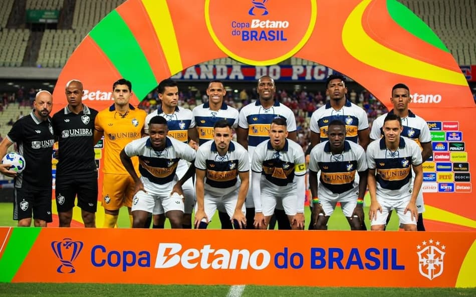 Time do Retrô antes da partida contra o Fortaleza (Foto: redes sociais)