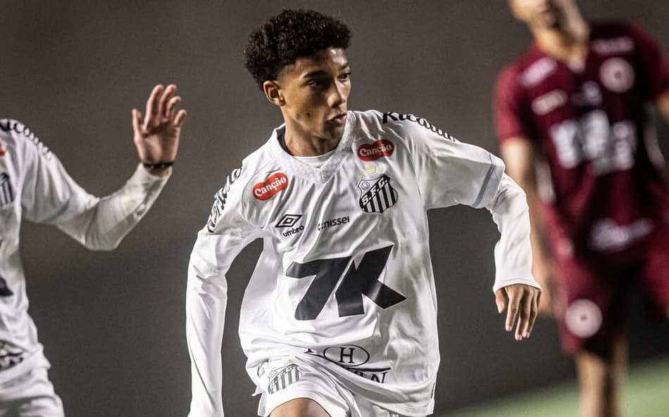 Robinho Jr. faz estreia com o time profissional do Santos distribuindo uma assistência em amistoso. (Foto: Divulgação/ Santos FC)