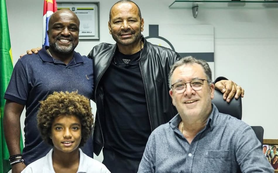 O presidente do Santos, Marcelo Teixeira, assinou contrato de licenciamento da imagem de Kauan. (Foto: Reinaldo Campos/Santos FC)