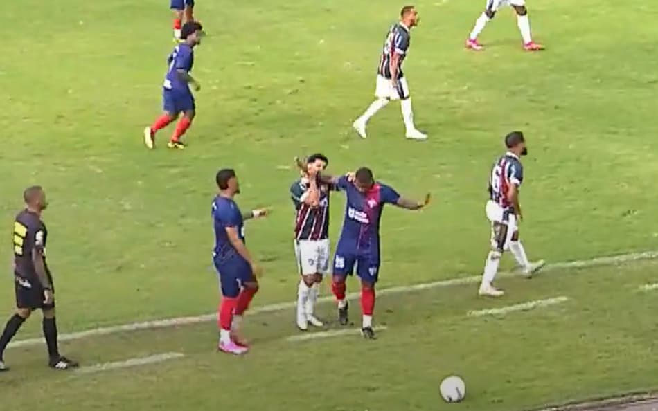 Mordida de João Grilo em Patrick (Foto: reprodução / TVE)