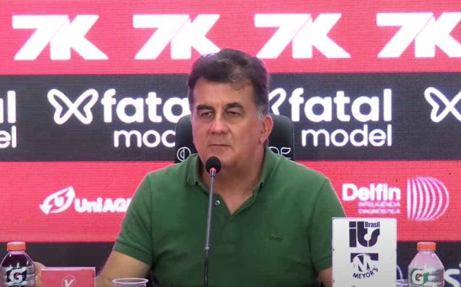 Fábio Mota em entrevista coletiva no Barradão (Foto: reprodução / EC Vitória)