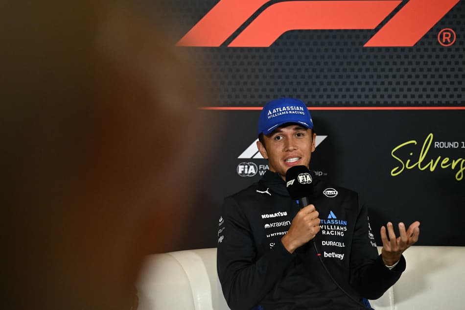 Alexander Albon durante coletiva em Silverstone (foto: Ben STANSALL / AFP)
