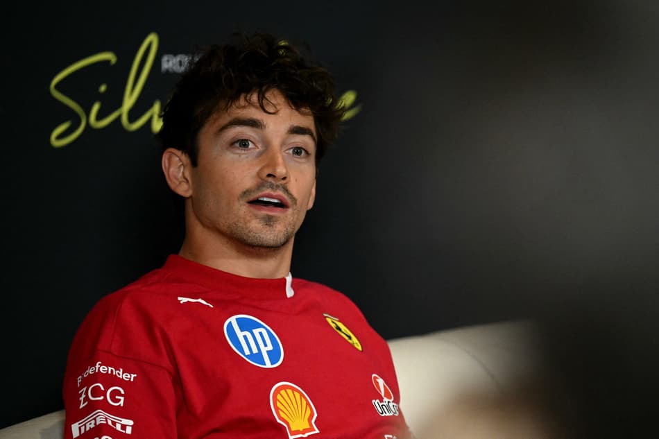 Charles Leclerc durante coletiva em Silverstone (foto: Ben STANSALL / AFP)