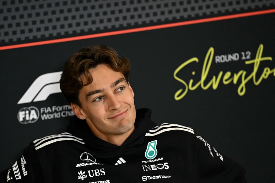 George Russell durante coletiva em Silverstone (foto: Ben STANSALL / AFP)