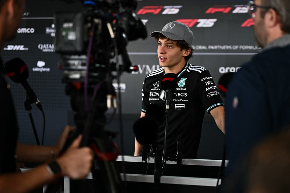 Kimi Antonelli durante coletiva em Silverstone (foto: Ben STANSALL / AFP)
