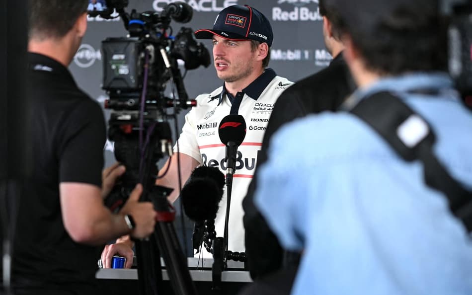 Max Verstappen durante coletiva em Silverstone (foto: Ben STANSALL / AFP)
